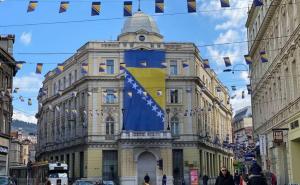 Postavljena velika zastava BiH na zgradi Vječne vatre